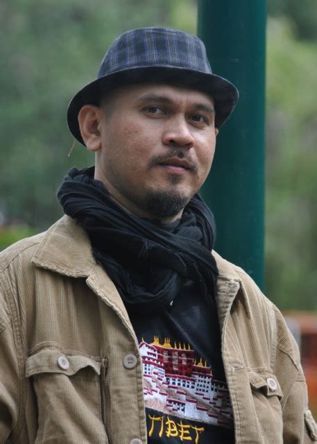 REALÍSTA (Tagalog).
